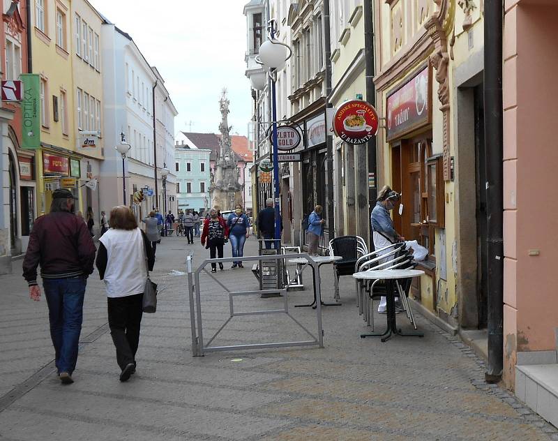 Restaurace i cukrárny v Jindřichově Hradci v pondělí otevřely zahrádky.