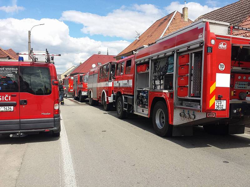 V neděli od časných ranních hodin hasiči v Kardašově Řečici bojovali s požárem domu v Hradecké ulici. Kvůli zásahu byla ulice uzavřena.