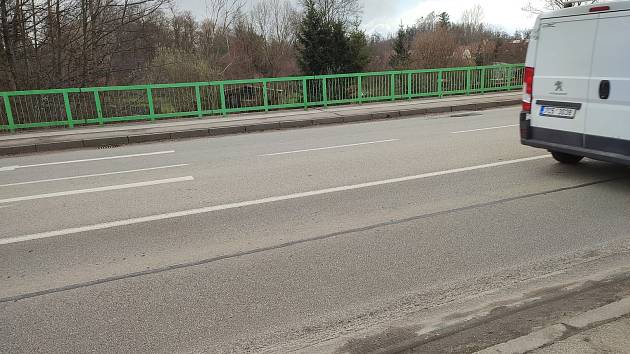 Most v Jindřichově Hradci - ve Zbuzanech čeká oprava. Do října zde bude provoz veden kyvadlově po polovině vozovky.