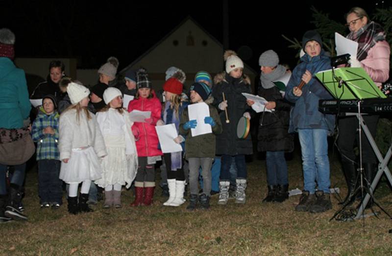 V Lužnici si koledy zazpívali i s dětmi z místní mateřinky a základní školy.