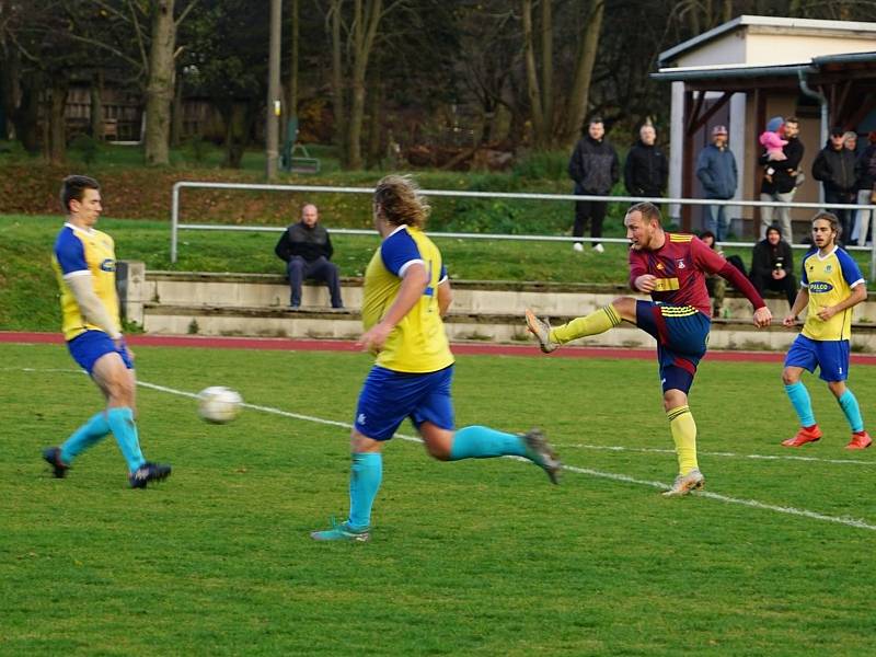 Fotbalisté Nové Bystřice (ve fialových dresech) v hlavním taháku 12. kola I. B třídy remizovali s Novou Včelnicí 1:1.