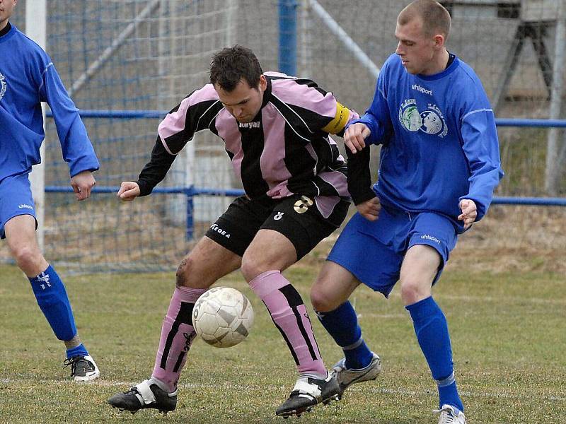 Divizní derby u Světa skončilo dělbou bodů, když domácí Třeboň remizovala se Strakonicemi 1:1. 