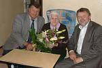 V červnu oslavila své 98. narozeniny nejstarší občanka Třeboně  Marie Jírková, rodačka z Břilic.  V současné době se stále těší dobré kondici. K narozeninám jí přišli popřát také starosta Třeboně Jan Váňa (na snímku vlevo) a místostarosta Zdeněk Mráz. 