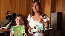 Dětské knížky věnovala do Kabelkového veletrhu Zdeňka Kosová s dcerou Lucií z Kunžaku.