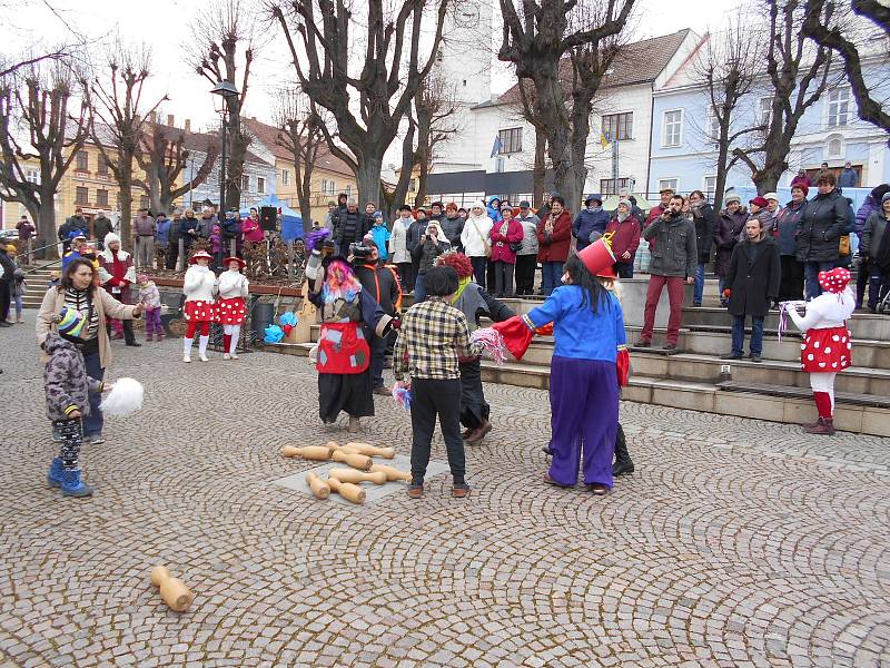 Dačické maškary prošly centrem a sehrály turnaj v kuželkách.