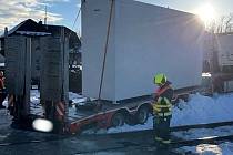 V pondělí 11. prosince ve výmolu u železničního přejezdu v Suchdole nad Lužnicí uvízl kamion.