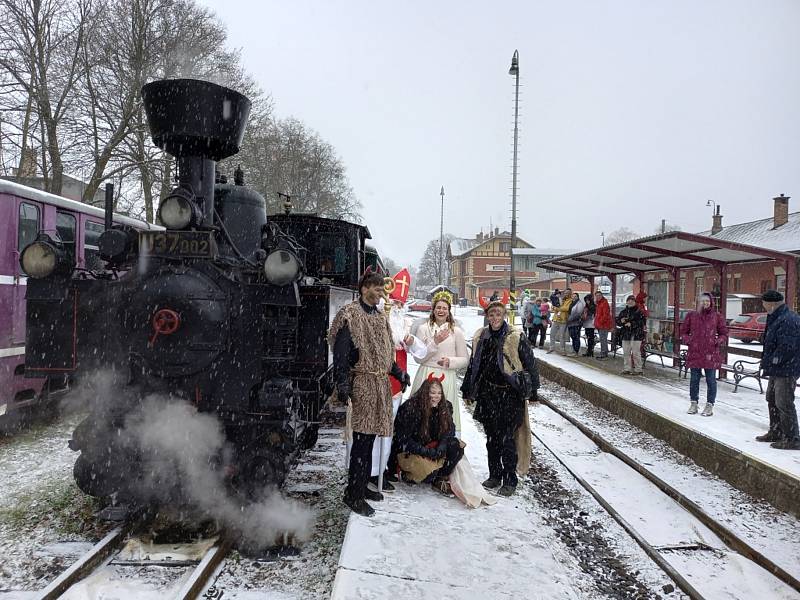 Adventní jízda parního vlaku Jindřichohradeckých místních drah v sobotu 4. prosince 2021. Nádraží Jindřichův Hradec.