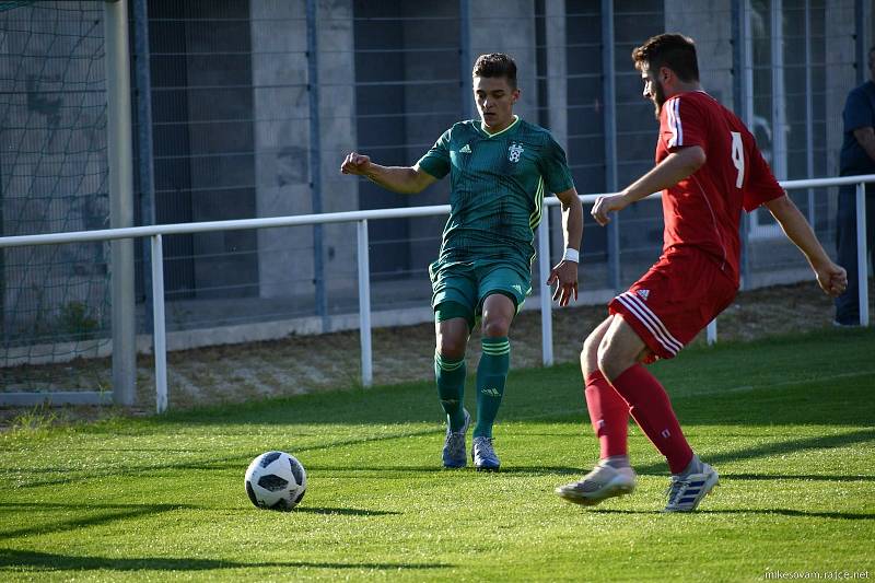 Třeboňští fotbalisté (v červeném) v druhém kole Turnaje přátelství porazili Jankov 3:2. Foto: Michaela Mikešová