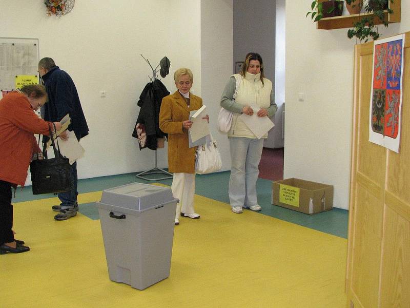 První minuty po otevření volebních místností v Jindřichově Hradci. 
