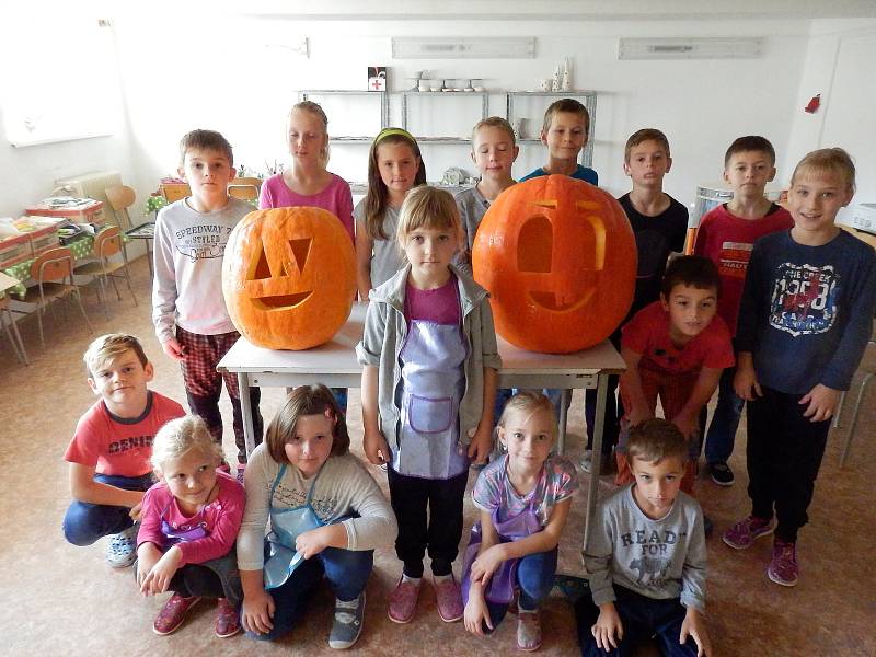 Děti z lodhéřovské malotřídky vyřezávaly halloweenské dýně.