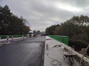 Most ve Zbuzanech v Jindřichově Hradci již dostává nový asfaltový koberec.
