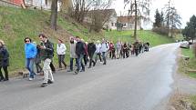 NA ČERTŮV KÁMEN se v sobotu z Lodhéřova na Jindřichohradecku vydalo zhruba osm desítek lidí v rámci Pochodu proti úložišti. Právě zde se nachází jedna z vytipovaných lokalit s názvem Čihadlo pro trvalé hlubinné úložiště radioaktivního odpadu. 