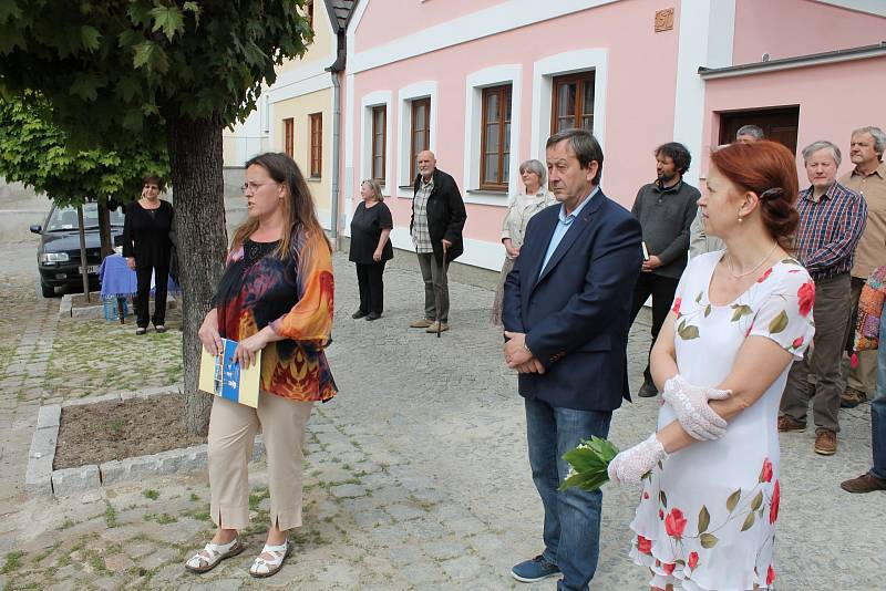 Židovský pomník si lidé poprvé prohlédli v neděli 21. května, přesně 75 let po transportu hradeckých Židů do Terezína.