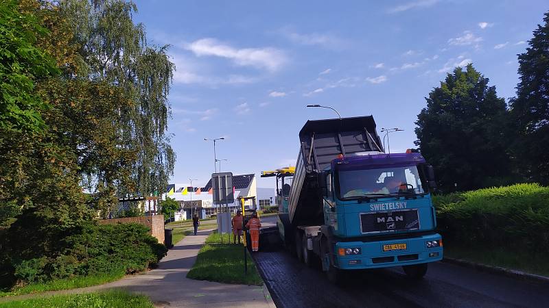 Tento týden vypukla rekonstrukce páteřní komunikaci sídlištěm Vajgar. V prvním úseku od kruháče u bazénu se ve středu ráno začal pokládat asfalt.