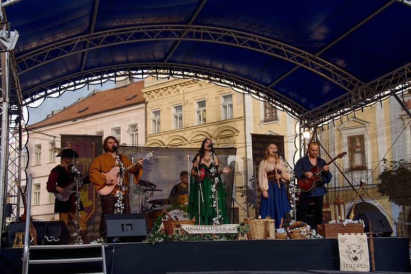 Vystoupení jihomoravské kapely Tempus na náměstí Míru v Hradci.