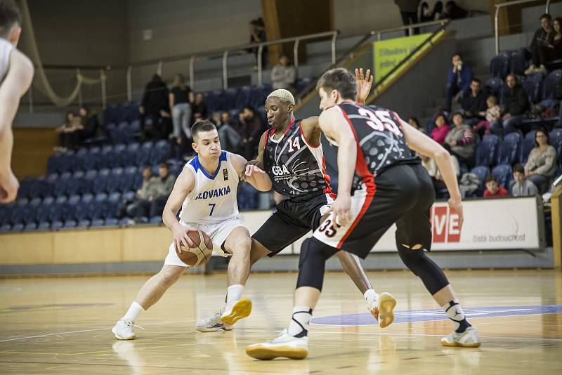 Basketbalisté GBA Lions ve svém druhém utkání na turnaji podlehli Slovensku 76:86.