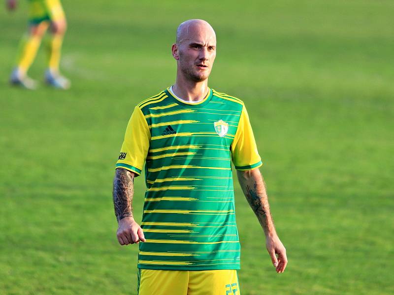 Fotbalisté Třebětic (v zelenožlutém) ve šlágru 11. kola I. A třídy porazili táborský Meteor 2:0 a uhájili vedoucí příčku tabulky skupiny B.