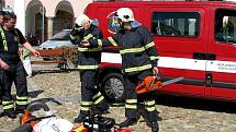 Sbor dobrovolných hasičů z Jindřichova Hradce představil veřejnosti nové vozidlo a výbavu.