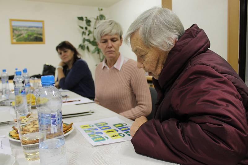 Ve Velkém Ratmírově panuje ve volební místnosti dobrá nálada. Lidé si tady mohou prohlédnout i návrhy na nový obecní znak.