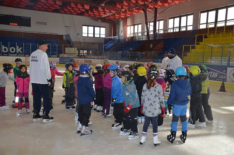 Školu bruslení v novém školním roce zahájili žáci druhých tříd z jindřichohradecké 5. základní školy.