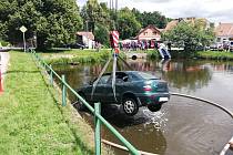 Hasiči v Budíškovicích na Dačicku vytahovali auto, které skončilo v rybníku na návsi.