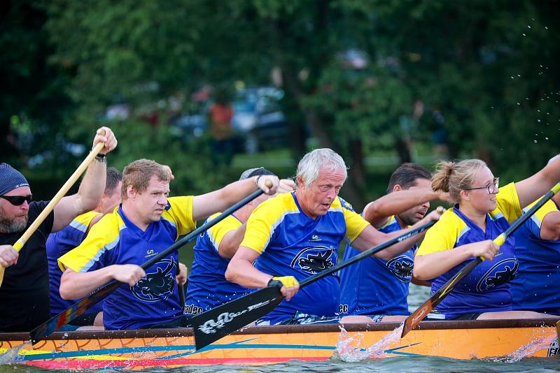 Na Ratmírovském rybníku se uskutečnil v pořadí již čtvrtý ročník závodů dračích lodí Vajgarská saň.