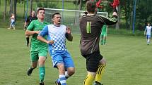 V úvodním kole I. B třídy fotbalisté Studené (v modrobílých dresech) na svém stadionu porazili Lomnici 5:2.