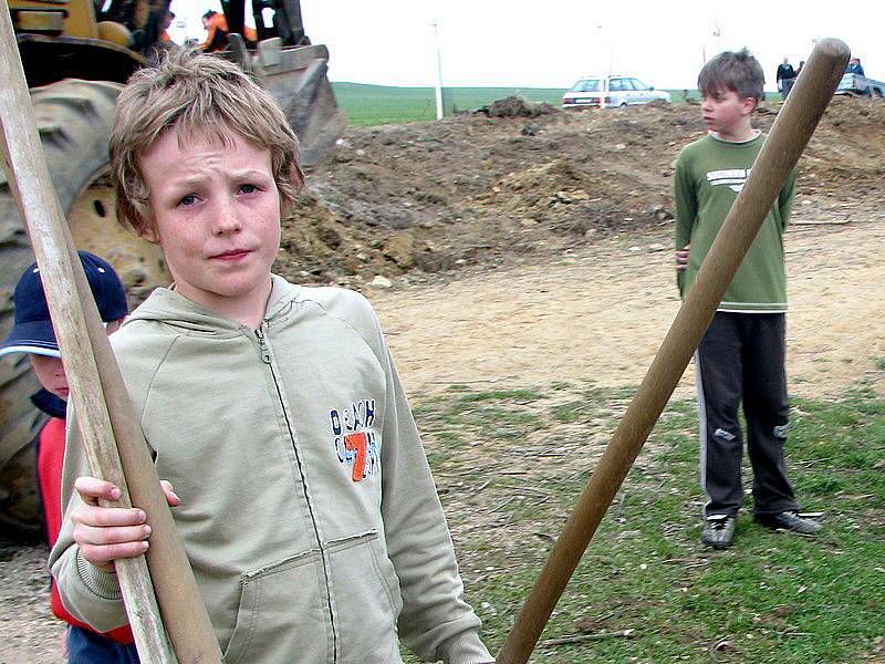 Projekt, který podporuje návrat původních stromů do krajiny lidé podporují s nadšením