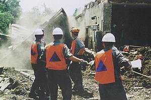 Na Moravě v roce 1997 při povodních pomáhali také jindřichohradečtí vojáci záchranáři. 