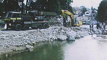 Na Moravě v roce 1997 při povodních pomáhali také jindřichohradečtí vojáci záchranáři. 