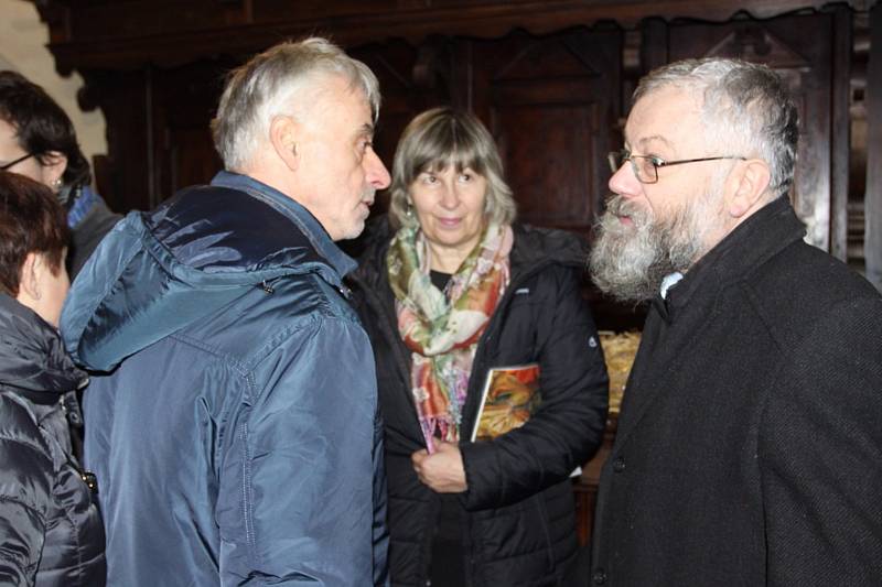 V kostele sv. Jana Křtitele je k vidění výstava Betlémy a dřevořezby Jiřího Bürgera. Foto: Josef Böhm