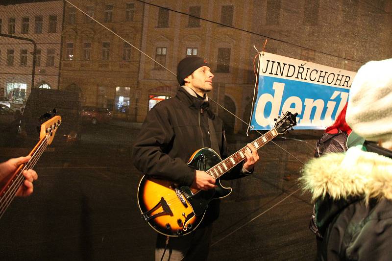 Česko zpívá koledy na jindřichohradeckém náměstí Míru. Začátek programu.