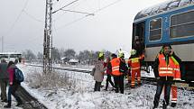 Za J. Hradcem na železničním přejezdu u letiště se srazil rychlík s osobním autem. Řidič i jeho spolujezdec utrpěli těžká zranění. 