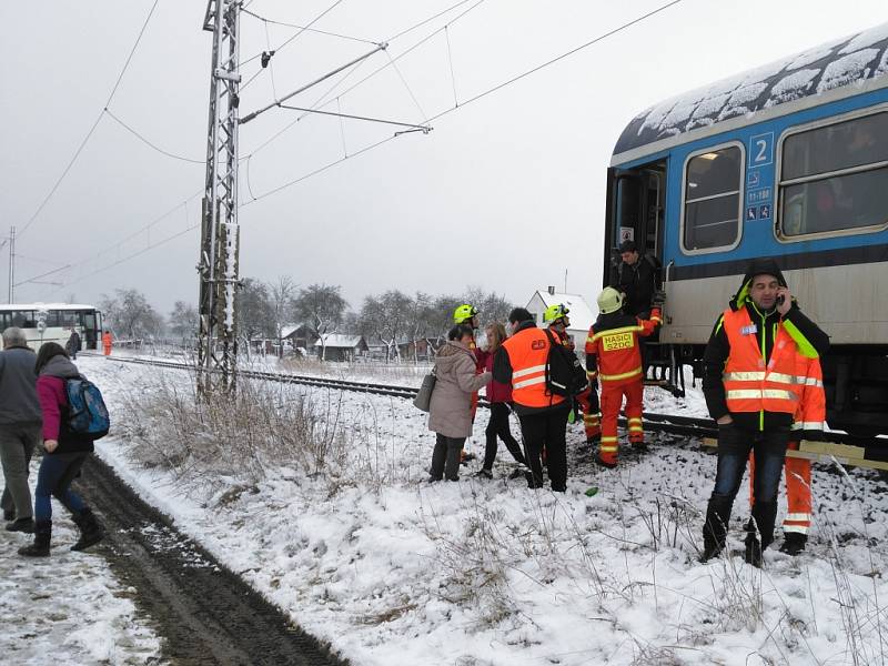 Za J. Hradcem na železničním přejezdu u letiště se srazil rychlík s osobním autem. Řidič i jeho spolujezdec utrpěli těžká zranění. 