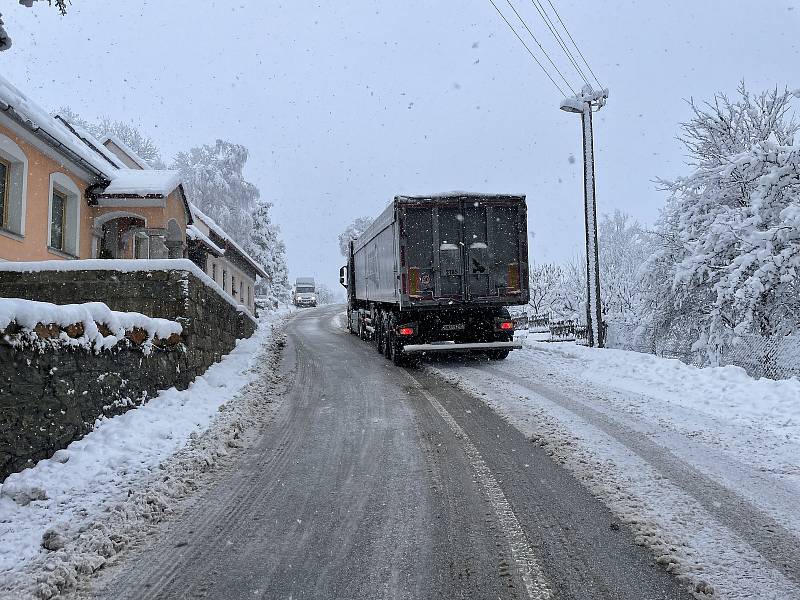 Uvízlý kamion v kopci u Kunžaku.