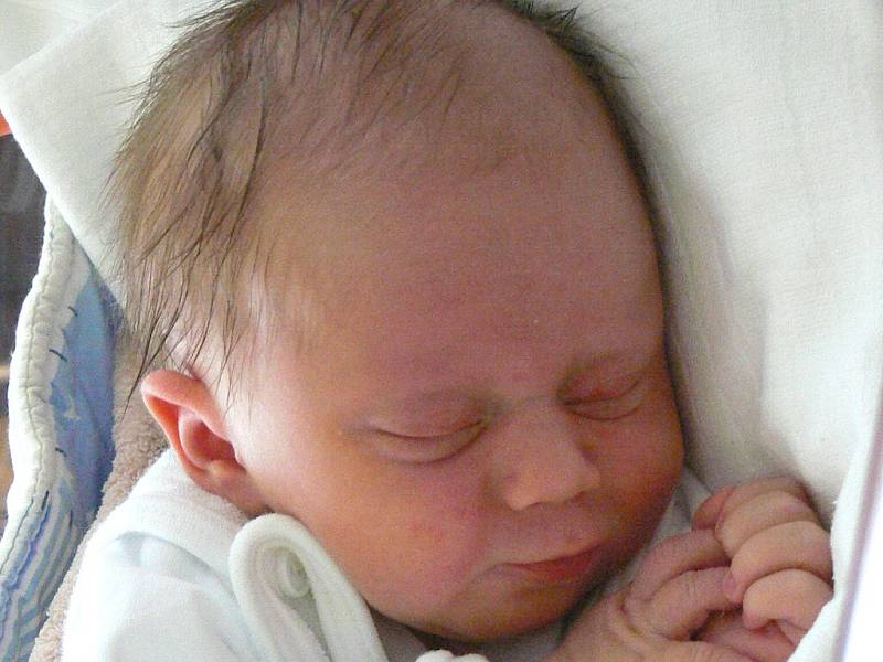 Jakub Šindelář z Rosičky u Deštné se narodil 27. srpna 2013 Michaele Elgrové a Milanu Šindelářovi. Vážil 3370 gramů a měřil 51 centimetrů.