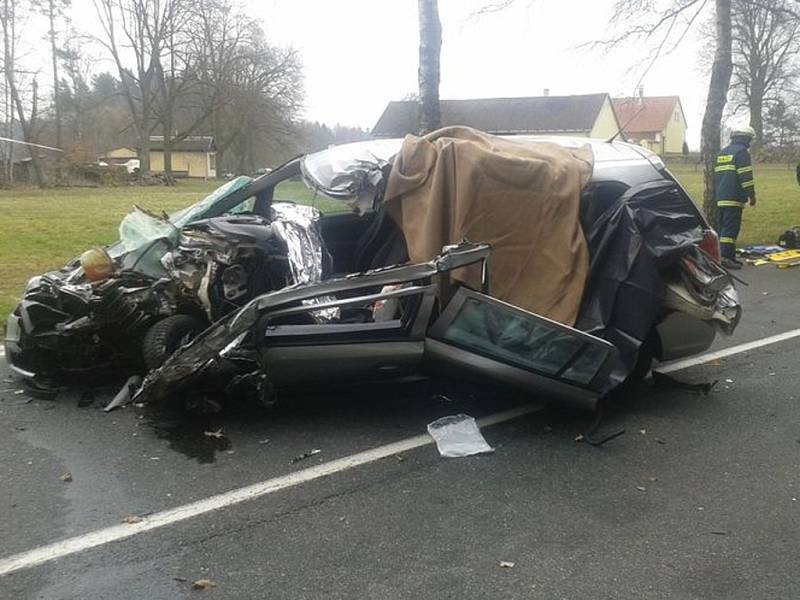 Tragická nehoda u Lásenice. Po střetu s kamionem zemřela žena v osobním autě. 