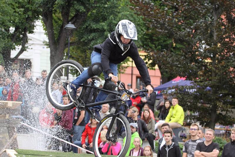 Z jízdy odvážných bikerů, kteří se řítili z dačické věže až na náměstí, se mnohdy tajil dech.