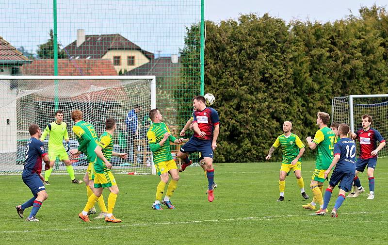 Fotbalisté Třebětic (v zelenožlutém) v 19. kole I. a třídy porazili Bernartice 5:1 a upevnili si vedení v tabulce sk. B.