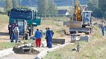 Nově budovaná cyklostezka z jindřichohradeckého sídliště Vajgar na Otín.