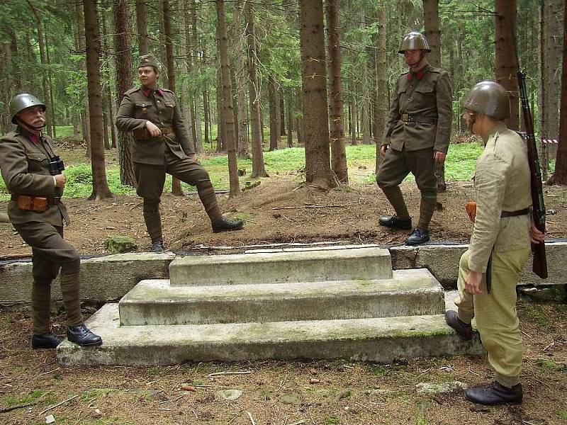 Nově otevřená trasa muzea opevnění v Klášteře. U základů strážní chaty z roku 1936.