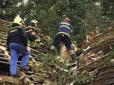 Rušnou noc z pátku na sobotu měli i hasiči z Deštné. Mimo jiné v Rosičce odstraňovali strom spadlý na střechu domu a u Chotěmic, které již leží v sousedním okrese, prořezávali zatarasenou silnici.