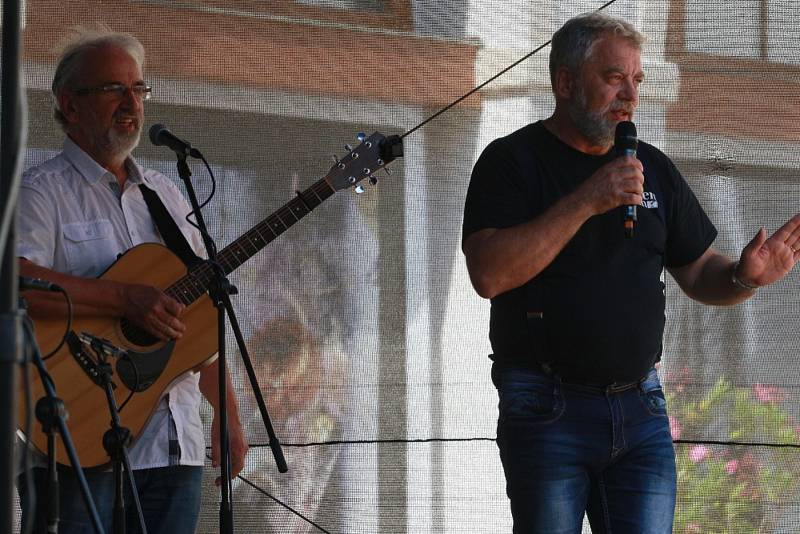 Dobrou náladu při zpívání v Jindřichově Hradci nezkazila ani dešťová přeháňka. Foto: Josef Böhm