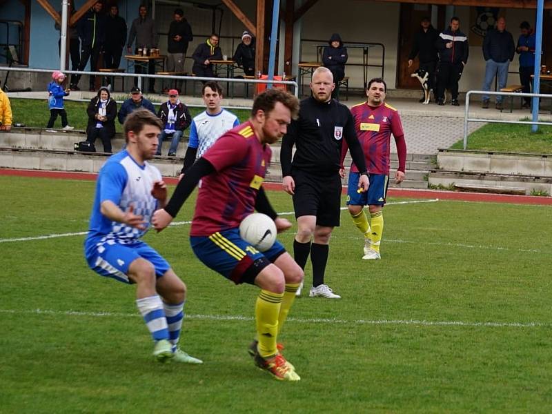 Fotbalisté Studené (v modrobílém) zvítězili v dohrávce I.B třídy na hřišti Nové Bystřice 3:1.