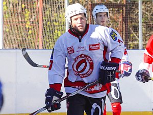 Obránce Olympu Martin Hunal rozhodl prvoligové jihočeské hokejbalové derby, v němž jeho tým porazil Prachatice 2:1 po nájezdech.