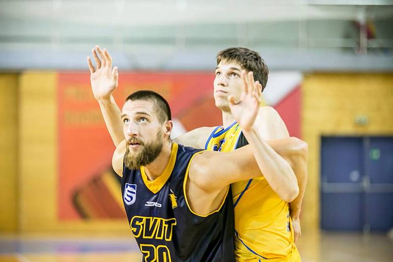 Hradečtí basketbalisté porazili na turnaji slovenský Svit 93:84.