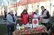 Pracovníci charity a červeného kříže před Štědrým dnem rozdávali polévku potřebným. 