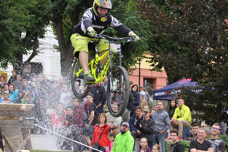 Z jízdy odvážných bikerů, kteří se řítili z dačické věže až na náměstí, se mnohdy tajil dech.