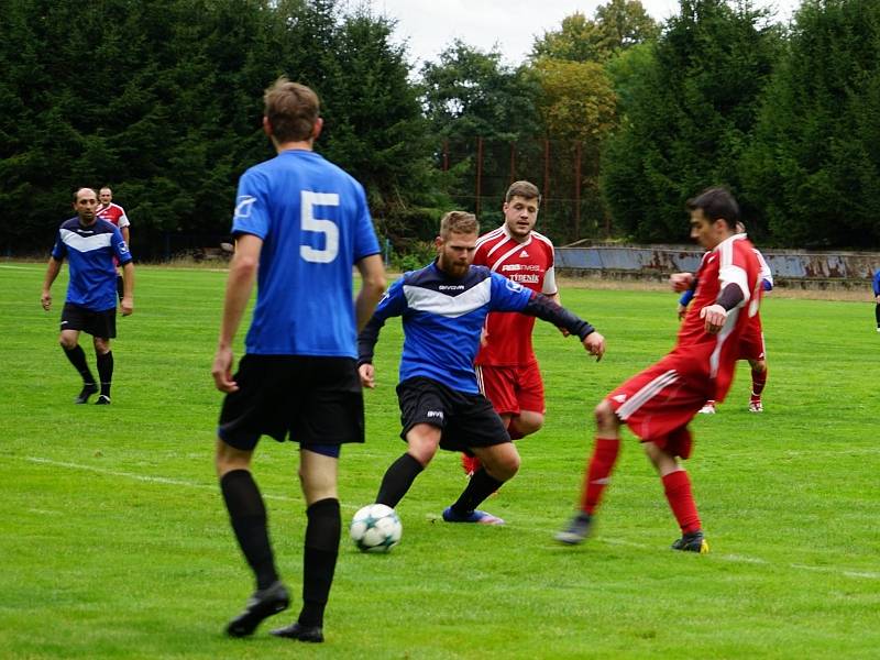 Fotbalisté Chlumu (v červeném) doma nestačili na společný tým Číměře a novobystřického béčka, kterému podlehli 1:5.