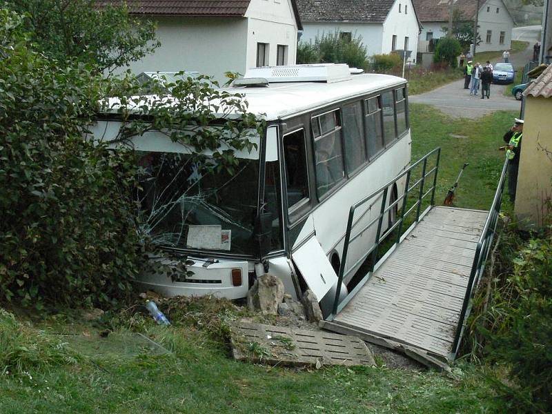 Na podzim roku 2006 v České Olešné nezvládl zatáčku řidič autobusu.